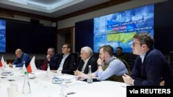 El primer ministro, Mateusz Morawiecki, y el viceprimer ministro polacos, Jaroslaw Kaczynski; el primer ministro checo, Petr Fiala; y el primer ministro esloveno, Janez Jansa, en reunión con el presidente de Ucrania, Volodymyr Zelenskyy, en Kiev, Ucrania, el 15 de marzo de 2022. 
