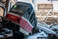 2022年3月12日，周六，乌克兰哈尔科夫，一辆被炮弹毁坏的有轨电车。