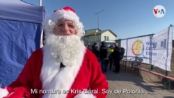 'Santa Claus' lleva alegría a niños ucranianos refugiados en Medyka, Polonia