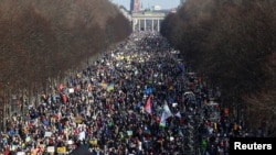 People take part in an anti-war demonstration "Stop the War. Peace and Solidarity for the People in Ukraine", to protest against Russia's invasion of Ukraine, on the Strasse des 17. Juni, near the Brandenburg Gate, in Berlin, Germany, March 13, 2022. 