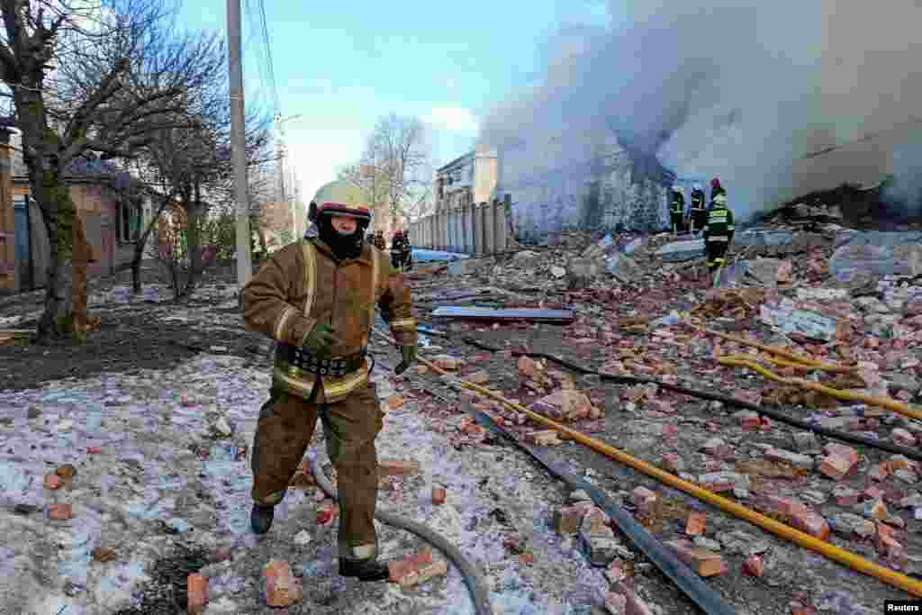 Los equipos de rescate trabajan en un almacén que almacena productos quemados después de los bombardeos, mientras continúa el ataque de Rusia contra Ucrania, en Járkov, Ucrania.