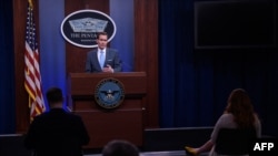 Le porte-parole du Pentagone, John Kirby, prend la parole lors d'un briefing au Pentagone à Washington, DC, le 1er février 2022.