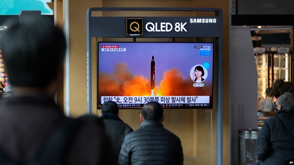 资料图：韩国民众在首尔火车站观看朝鲜发射导弹的电视新闻。（路透社2022年3月16日）(photo:VOA)