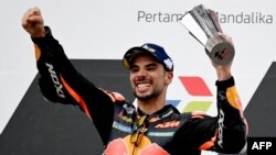 Pembalap tim Red Bull KTM asal Portugal, Miguel Oliveira, merayakan kemenangannya setelah finish di posisi terdepan pada Indonesian Grand Prix MotoGP yang digelar di Sirkuit Mandalika, Lombok Tengah, pada 20 Maret 2022. (Foto: AFP/Sonny Tumbelaka)