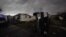 Una camioneta yace de costado frente a una casa destruida después de que un tornado arrasara el área en Arabi, Louisiana, el martes 22 de marzo de 2022. 