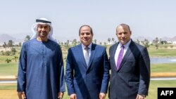 Dari kiri: Putra Mahkota Abu Dhabi, Wakil Panglima Tertinggi Angkatan Bersenjata UEA Mohamed bin Zayed Al Nahyan, Presiden Mesir Abdel Fattah al-Sisi, dan PM Israel Naftali Bennett usai pertemuan di Sharm el-Sheikh, Mesir . (Hamad AL-KAABI / Kementerian Kepresidenan UEA / AFP) 