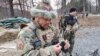 Hiếu Lê đang kiểm tra đạn dược tại khu vực đóng quân trên đất Ukraine. 