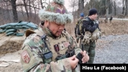 Hiếu Lê đang kiểm tra đạn dược tại khu vực đóng quân trên đất Ukraine. 