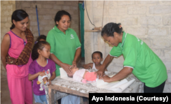 Pengukuran tinggi badan di Posyandu yang dilakukan Yayasan Ayo Indonesia di Manggarai, NTT. (Foto: Ayo Indonesia)