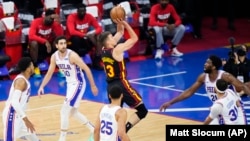 Bogdan Bogdanović protiv Filadelfije (Foto: AP/Matt Slocum)