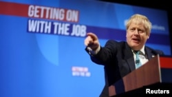 Britanski premijer Boris Džonson govori na skupu Konzervativne stranke u Blekpulu (Foto: REUTERS/Phil Noble)
