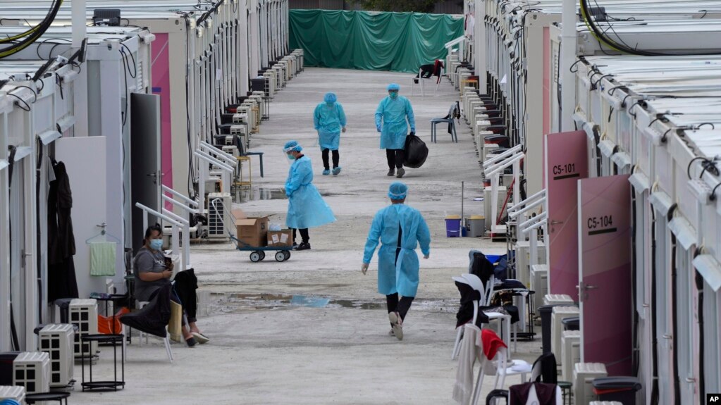 香港医护人员在新田地区临时搭建的隔离设施内照看新冠病人。（2022年3月11日）(photo:VOA)