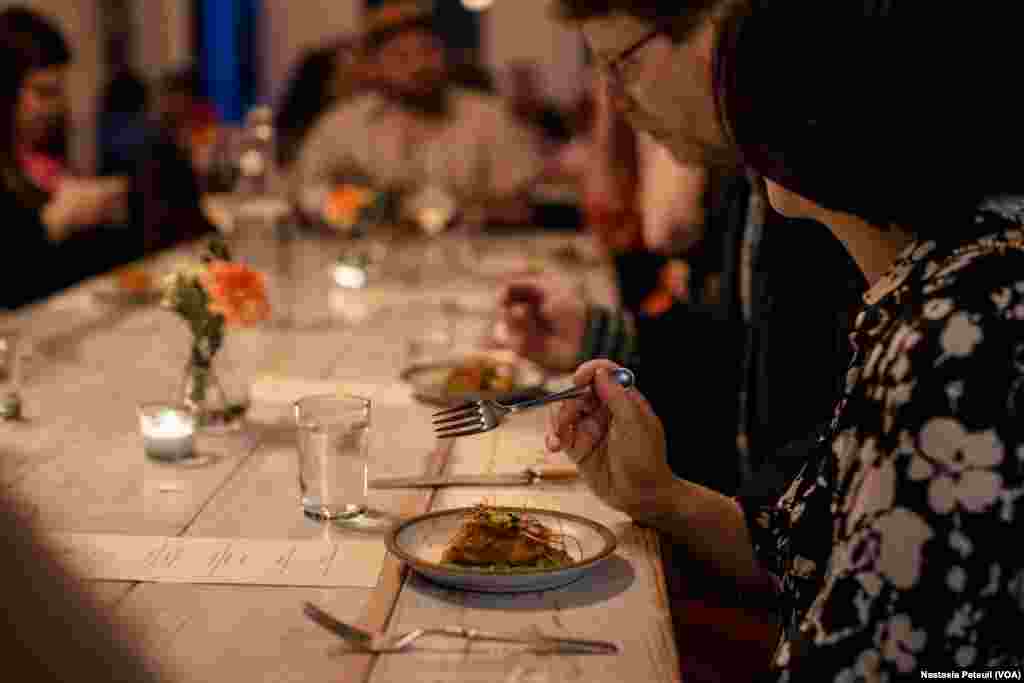 Le dîner est servi dans le restaurant Dakar-Nola, à la Nouvelle Orléans, le 23 mars 2022. (VOA/Nastasia Peteuil)