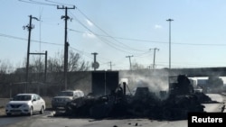 Restos de un camión incendiado en Nuevo Laredo, México el 14 de marzo de 2022 por presuntos miembros de un cartel del narcotráfico tras el arresto de uno de sus líderes.
