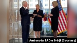 Novi ambasador SAD u Srbiji Kristofer Hil polaže zakletvu u Stejt departmentu u Vašingtonu (Foto: Ambasada SAD u Srbiji)
