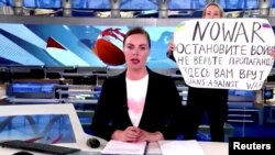 Captura de video muestra a la editora de Russian Channel One, Marina Ovsyannikova, sosteniendo un cartel que dice "Detengan la guerra. No crean en la propaganda. Aquí les están mintiendo" durante una transmisión de noticias en vivo por la noche, en Moscú, el 14 de marzo de 2022.
