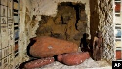 یکی از مقبره‌های کشف شده در محوطه گورستان سقاره با تزئینات دیواری و اقلام مورد نیاز برای زندگی پس از مرگ - ۲۸ اسفند ۱۴۰۰