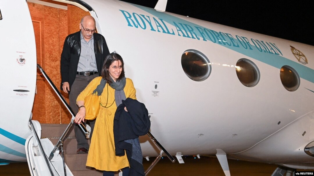 Pekerja amal Inggris-Iran Nazanin Zaghari-Ratcliffe dan pensiunan insinyur sipil Anoosheh Ashoori tiba di Muscat, Oman, 16 Maret 2022. (Kantor Berita Oman/Handout via REUTERS)
