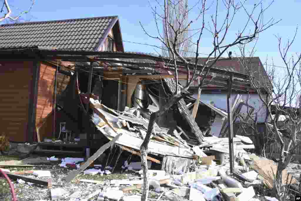 Una vista de un edificio dañado por los bombardeos en Odesa, Ucrania, el lunes 21 de marzo de 2022. (AP Photo/Max Pshybyshevsky)