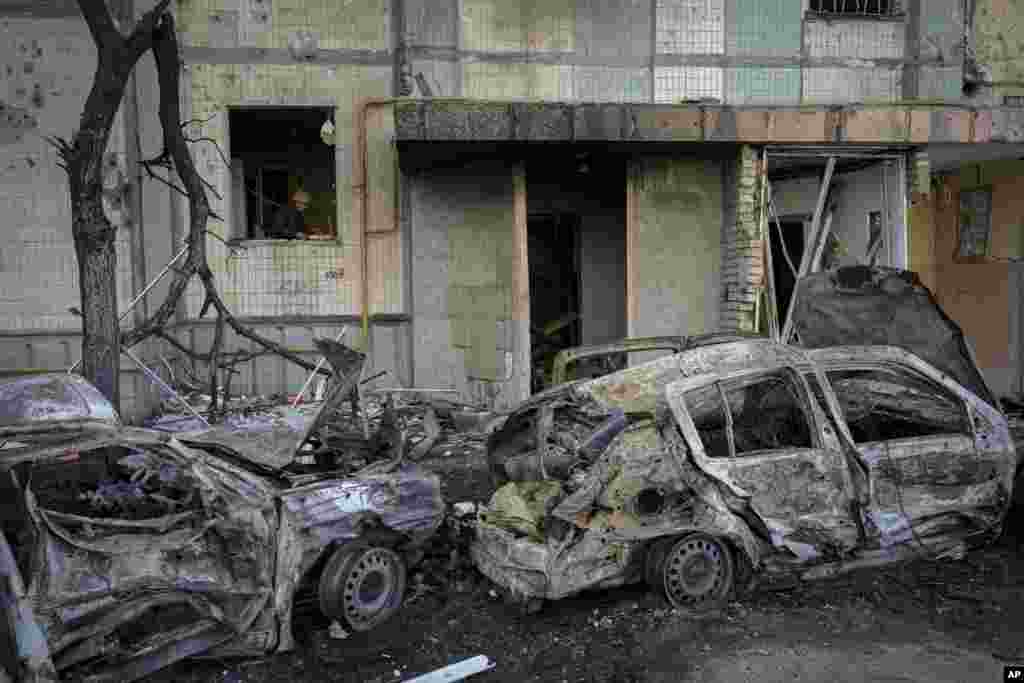 Una mujer limpia los escombros de su cocina en un bloque de apartamentos dañado por un bombardeo el día anterior en Kiev, Ucrania, el lunes 21 de marzo de 2022. (Foto AP/Vadim Ghirda)