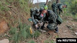Hôm 22/3, lực lượng cứu hộ Trung Quốc lùng sục khắp các sườn núi khu rừng rậm ở Quảng Tây nơi xảy ra tai nạn máy bay.