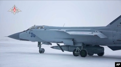 Sebuah pesawat tempur MiG-31K dari angkatan udara Rusia membawa rudal jelajah hipersonik Kinzhal yang diparkir di lapangan udara selama latihan militer. (Foto: AP)