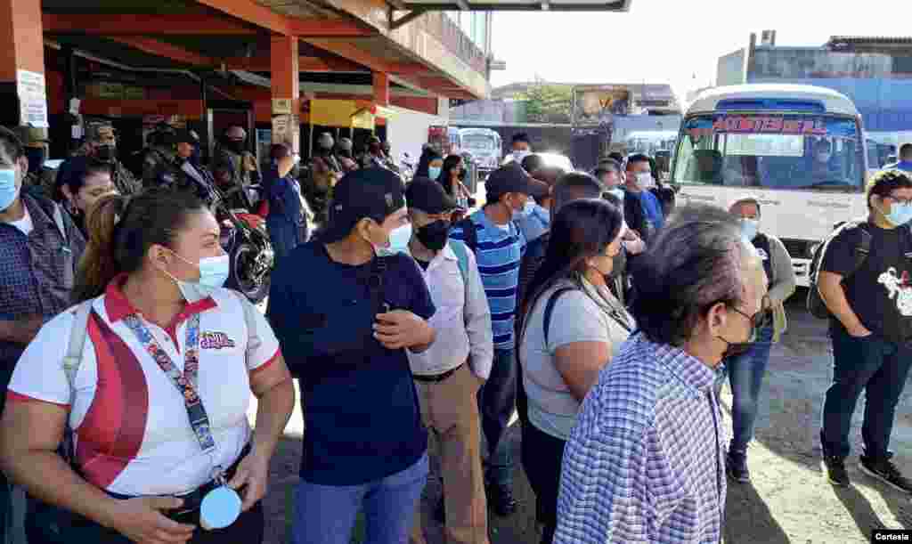 Los salvadoreños aglomeraron en el punto de buses de la ruta 152 y 42 en San Salvador.