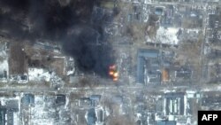 러시아군 공격으로 화염이 치솟고 있는 우크라이나 마리우폴 도심 (자료사진)
