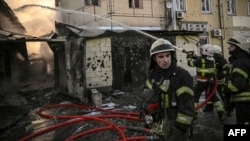 Nhân viên cứu hỏa dập lửa một ngôi nhà vào ngày thứ 17 Nga xâm lược Ukraine sau khi pháo kích ở Kyiv, ngày 12 tháng 3 năm 2022.