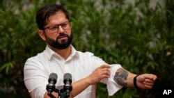 El presidente de Chile, Gabriel Boric, ofrece una conferencia de prensa con los medios extranjeros en el palacio presidencial de La Moneda en Santiago de Chile, el 14 de marzo de 2022.