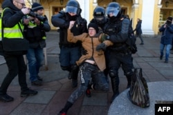 دستگیر شدن یکی تظاهرکنندگان معترض به جنگ روسیه علیه اوکراین توسط پلیس در شهر سنت پیترزبورگ، روسیه - ۱۳ مارس ۲۰۲۲ (۲۲ اسفند ۱۴۰۰)