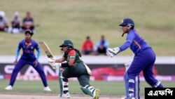 নিউজিল্যান্ডের হ্যামিল্টনে মেয়েদের ওয়ানডে ক্রিকেট বিশ্বকাপের ম্যাচে ভারতের বিপক্ষে ব্যাট করছেন বাংলাদেশের শারমিন আখতার। মার্চ ২২, ২০২২। (ছবি- এএফপি) 