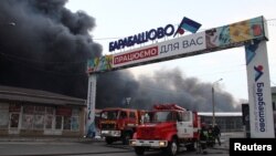 Cột khói bốc lên từ chợ Barabashova vào ngày 17/3/2022 sau loạt pháo kích của Nga.