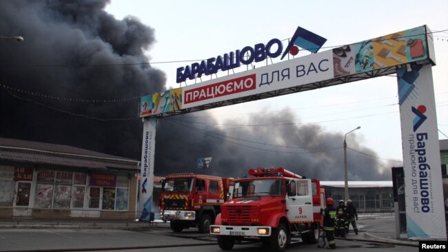 Cột khói bốc lên từ chợ Barabashova vào ngày 17/3/2022 sau loạt pháo kích của Nga.