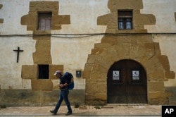 Martim Thomas, 41, dari Swiss, berjalan di sepanjang "Camino de Santiago" (St. James Way) di Puente La Reina, sekitar 25kms, 15 mil, Spanyol utara, 14 April 2021. (AP/Alvaro Barrientos)