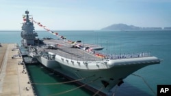 资料照：停泊在三亚军港的中国海军“山东号”航空母舰 。（2019年12月17日）