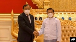 Waziri wa Mambo ya Nje wa Cambodia Prak Sokhonn na kiongozi wa mapinduzi Min Aung Hlaing, (Military True News Information Team via AP).