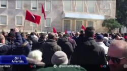 Tiranë, vazhdojnë protestat kundër rritjes së çmimeve