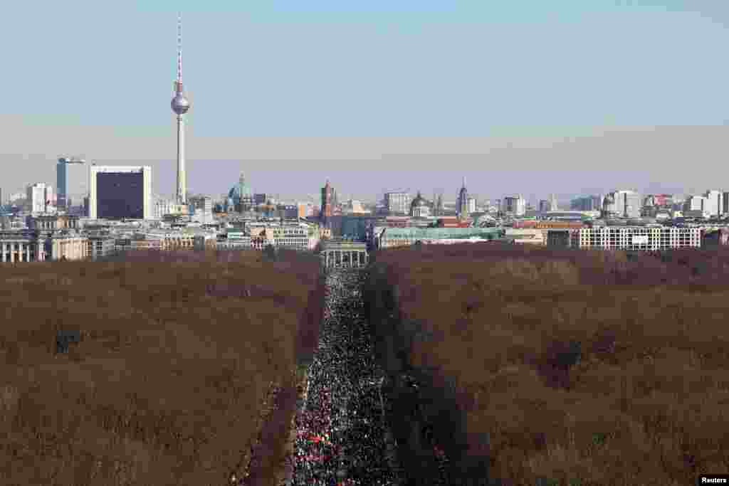 A general view shows the Berlin skyline, Germany, as people march on the Strasse des 17. Juni, near the Brandenburg Gate, during an anti-war demonstration &quot;Stop the War. Peace and Solidarity for the People in Ukraine&quot;, to protest against Russia&#39;s invasion of Ukraine.