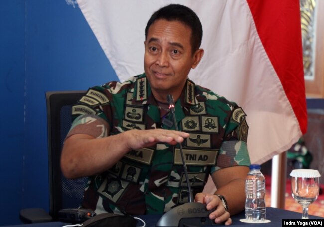 Panglima TNI, Jenderal Andika Perkasa mengatakan bahwa TNI siap menggelar latihan bersama dengan angkatan bersenjata Amerika Serikat guna meningkatkan hubungan kerjasama di bidang militer dan pertahanan, 21 Maret 2022. (VOA/Indra Yoga)