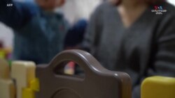 Լի Մենգը նվիրված մայր է, որը հոգ է տանում իր երկու տարեկան դստեր համար