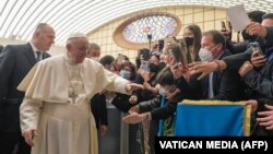 罗马天主教教宗方济各在梵蒂冈与手持乌克兰国旗的朝拜者们见面。（2022年3月16日）
