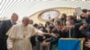 罗马天主教教宗方济各在梵蒂冈与手持乌克兰国旗的朝拜者们见面。（2022年3月16日）