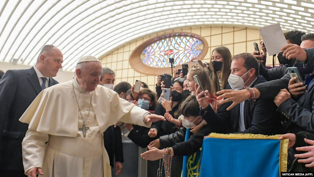 罗马天主教教宗方济各在梵蒂冈与手持乌克兰国旗的朝拜者们见面。（2022年3月16日）(photo:VOA)