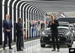 اولاف شولتس، صدراعظم آلمان و روبرت هابک، وزیر اقتصاد کشور، ایلان ماسک، مؤسس شرکت خودروسازی تسلا را در مراسم افتتاحیه «گیگافکتوری» همراهی کردند - ۲ فروردین ۱۴۰۱