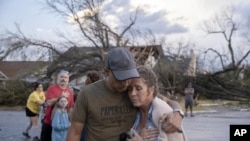 Michael Talamantez consuela a su novia Derry Schroer después de que la casa de Talamantez en Stratford Drive en Round Rock, Texas, fuera destruida por una fuerte tormenta, reportada como un tornado, mientras estaban adentro el lunes 21 de marzo de 2022. "Pensé que me iba a morir".