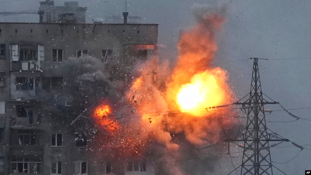 俄軍砲轟烏克蘭馬里烏波爾市，導致一棟樓宇發生爆炸 （2022年3月1日