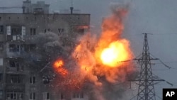 2022年3月11日星期五，烏克蘭馬里烏波爾，俄羅斯軍隊坦克開火後，一幢公寓樓發生爆炸。