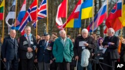 Na fotografiji koju je objavila Buhenvald i Mitelbau-Dora fondacija, bivši logoraš Buhenvalda Boris Romančenko, drugi s desna, iz Ukrajine, prisustvuje komemoraciji ubijenim zatvorenicima u bivšem koncentracionom logoru Buhenvald, u blizini Vajmara, Nemačka, 12. aprila 2015.