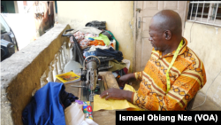 Alexandre Obiang, couturier, au Gabon, le 14 mars 2022. (VOA/Ismael Obiang Nze)